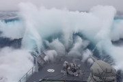 「おいマジでヤベェぞ」イギリス海軍の船が南極付近でモンスター級の波に襲われる！！