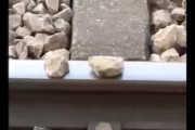 【動画】山梨県のJR鳥沢駅に置き石をする撮り鉄が現れてしまう(((ﾟДﾟ)))