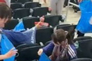 日本人サポーターのゴミ拾い　中国メディア「海外では称賛されているが、見せかけの行為。褒められたいだけ。実際には日本の街に多くのゴミが落ちている。偽善だ。という声も日本ではある」