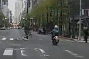 【悲報】チャリカスさん、赤信号でバイクに特攻してしまうｗｗｗｗｗｗｗｗｗｗｗｗ