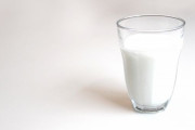 【謎】なぜ人類は消化できないはずの牛乳を飲み始めたのか？いまだに謎、動物界では異例の行動