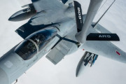 嘉手納基地第909空中給油飛行隊が空自F-15J戦闘機と米空軍F-15C戦闘機に給油！