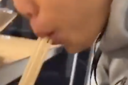 ラーメン屋でわりばしペロペロくん出現「さすがっすあにき」