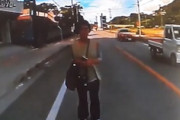 【動画】沖縄でトラックの前に飛び出すおばさんが怖すぎワロタ(((ﾟДﾟ)))