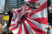 韓国の市民団体、駐韓日本大使館前で剃髪式と旭日旗引き裂きパフォーマンス…原発処理水放流抗議