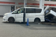 ガソリンスタンドで給油機に車が突っ込む