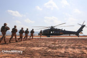 中国陸軍航空旅団に所属するZ-20汎用ヘリコプター部隊では、歩兵部隊と合同でヘリボーン訓練を実施！