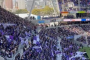 サッカーファン「ゴール裏の席とるやつは立って大声で応援しろ。できなければ他いけよ。相手に負けるだろうが」