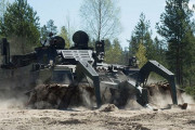 ショベルカーを改造して地雷除去に活用、ウクライナの軍事演習場で性能試験！