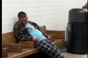 【動画】ネズミちゃん、酔い潰れて寝てるおっさんのよだれをゴクゴク飲んでしまう
