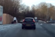 【動画】凍結した歩道でずっこけた女性に駆けつけるサンタさんがまじ紳士。