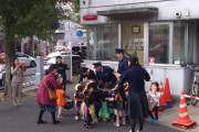【画像】ハロウィンキッズ、仮装して交番を襲撃ｗｗｗ