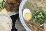 唐揚げ定食頼んだら半ラーメンついてきた！許せない！！！！