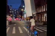 【動画】冷蔵庫を頭に載せて自転車で運ぶ男性、ニューヨークで撮影される