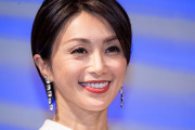 酒井法子の歌唱中に降らせられた「白い粉」に物議！「テレ東音楽祭」の演出が悪趣味との指摘も