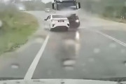 【動画】タンクローリーの横転事故に巻き込まれた乗用車が潰されてしまう悲惨な事故。