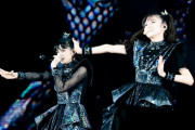 BABYMETAL、結成10周年の歴史を刻むベストアルバム発売「ヘヴィメタルは心に直接伝わる音楽なんだと実感できた」