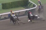 【動画】 中山1Rでマイネルファンロン転倒、頭から落馬した蓑島靖典騎手動けず・・ 骨折の疑い