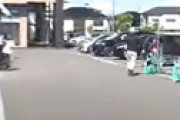 【動画】 複合商業施設の駐車場に2年半放置されていた車、その中から洒落にならないものが発見され衝撃走る・・