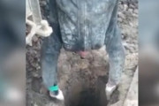 見てるだけでハラハラする！不気味な穴の底に宙吊りでゆっくり頭から入っていく映像が怖すぎる　海外の反応