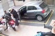 【動画】作戦勝ち。4人組の強盗を裸作戦で撃退した非番の警官がGJ。