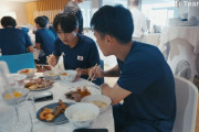 【朗報】酷評の選手村メシの一方で…男子サッカー日本の食事シーンに反響「これでもかと鰻と肉の映像」「自前が最善」
