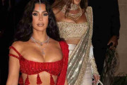 インドの大富豪の結婚式に参列したキム・カーダシアン、ファッションが「セクシーすぎる」と賛否両論！？
