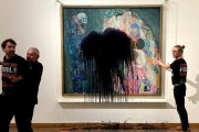 環境活動家さん、懲りずに次は別の絵画に黒い液体をぶっかけて自らを作品に接着してしまう・・・