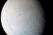 土星の衛星エンケラドスで生命の必須元素「リン」が存在…地球外生命の可能性をさらに高める発見！