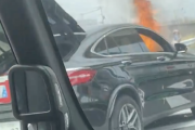【悲報】アクアラインに入ろうとしていたベンツ、燃える