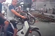 【動画】サングラス＆イヤホンで電車にはねられるバイク乗り(´･_･`)