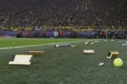 ◆悲報◆ドルトムントサポ、ニューカッスル戦で大量の偽金の延べ棒をピッチに投げ込んでしまう?
