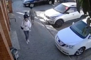 【最悪】ブレーキとアクセルの踏み間違いで歩道の母子がぶっ飛ばされる瞬間。