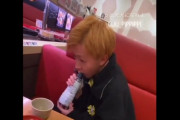 【悲報】陽キャさん、回転寿司で唾をばら撒いてしまうｗｗｗｗｗｗｗｗｗｗ