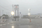 【台風6号】沖縄県うるま市のパチンコ店「アムズエース具志川店」が投稿した　開店前の店舗前＆道路状況がヤバい