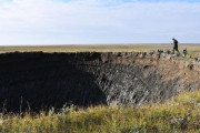 ロシアのツンドラ地帯で謎の巨大な穴が出現！ なんだこれええええええ
