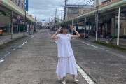 【画像】かなりの美少女さん、荒れ果てた商店街に佇んでしまう・・・w