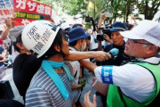 【原発の日】平和記念公園に反戦・反核団体が突入して揉み合い発生中「中国侵略戦争反対」　広島市職員が戦っている模様「慰霊の方々の場所を奪わないでください」