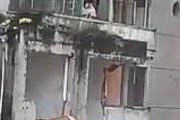 【動画】中国、立ち退き拒否の住人が3階にいるのに、お構いなしで重機で解体工事開始！