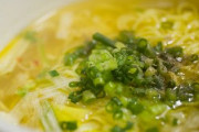 貧乏人「うぅ……お金ないよぉ……」カップ麺ズルズル