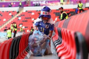 海外の反応「唯一無二の存在」敗戦後にゴミ拾いをする日本人サポーターにFIFAが感謝！海外から感動の声【海外の反応】