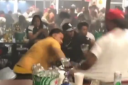 【動画】アメリカのバーで大乱闘　まじでやばい