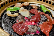 焼肉食べ放題の店員「追加料金を払って」俺たち「食べ残しはないのになぜ…」→テーブルを確認するとなんと…