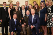 韓国紙「中共軍に対抗して戦った米老兵 ... 文大統領、バイデン、跪いて写真を撮った」