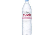 evian公式が同性カップルが描かれたパッケージを批判され煽り返す