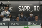日ハムのベンチめっちゃ盛り上がってて草