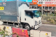 【悲報】陽キャトラック運転手、窓からゴミを投げ捨てまくり問題になってしまうｗｗｗｗ