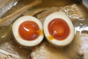 【画像】ラーメンに入ってる茹で卵の黄身が「液状」だと嫌だよな・・・