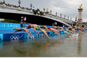セーヌ川で強行されたトライアスロンでまた犠牲者😢選手男女2名が胃腸感染症