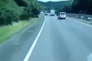 【動画】トラックさん、ノールックで車線変更した結果…